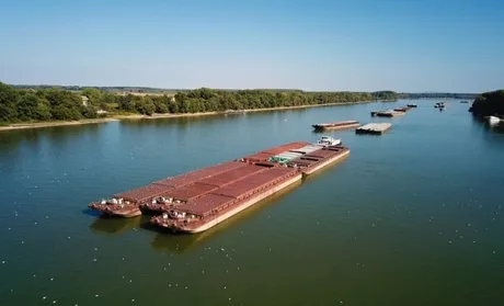 Vapor de marfă navigând pe Dunăre, în contextul dezvoltării infrastructurii fluviale.