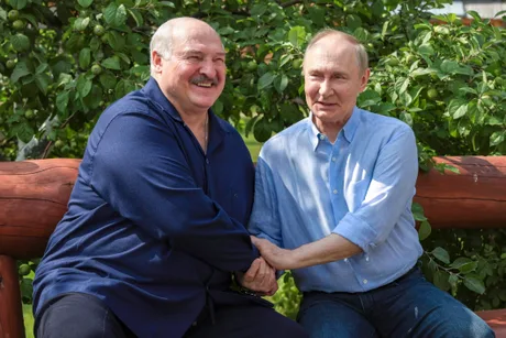 Lideri belaruși și ruși discutând despre securitatea regională.