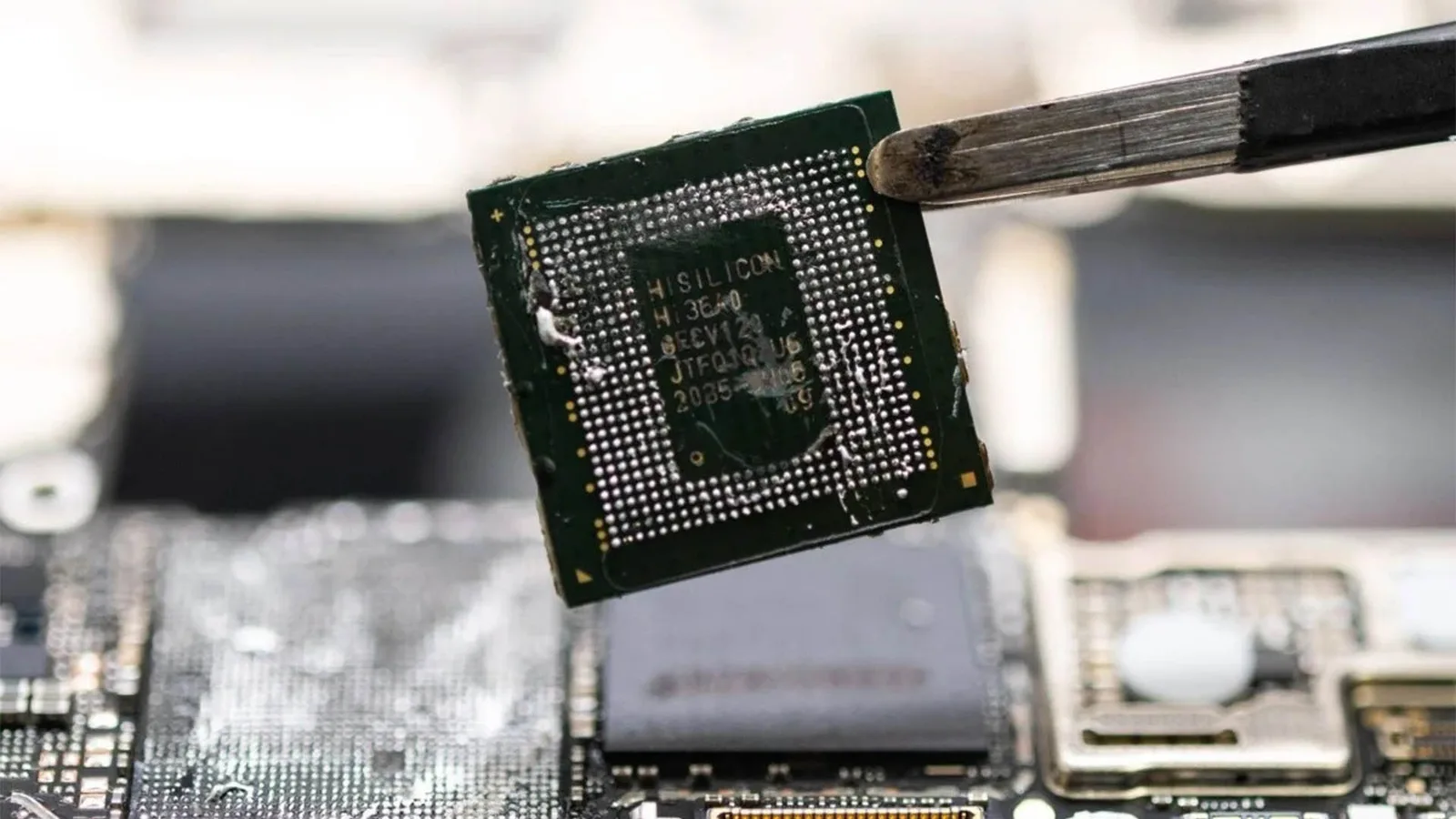Chipset Kirin prezentat cu noul design LogicFolding pentru eficiență și costuri reduse.