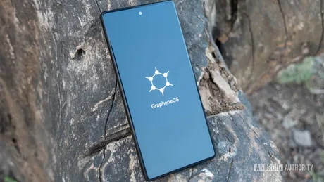 Dispozitiv mobil cu GrapheneOS pe un fundal natural, evidențiind securitatea alternativelor.