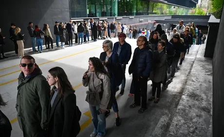 Oamenii așteaptă la coadă pentru a vota în Ungaria.