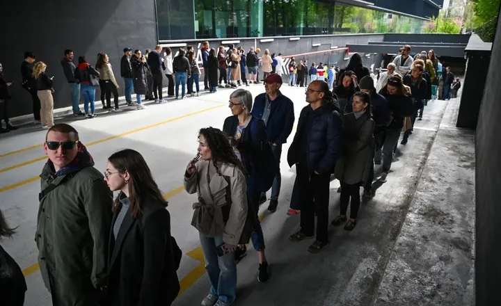 Oamenii așteaptă la coadă pentru a vota în Ungaria.
