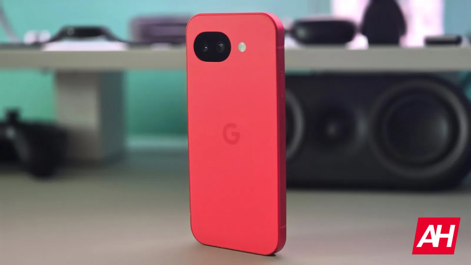 Un smartphone Android roșu pe un birou, evidențiind designul modern și atractiv.