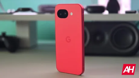 Un smartphone Android roșu pe un birou, evidențiind designul modern și atractiv.