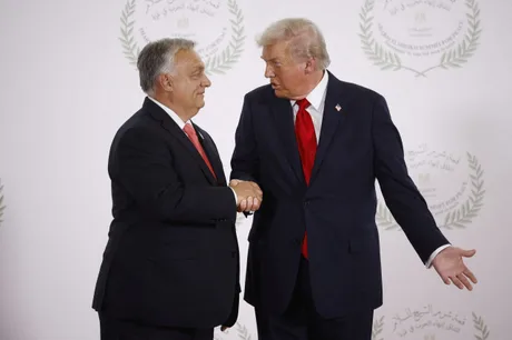 Donald Trump și Viktor Orbán la conferința conservatorilor din Budapesta.