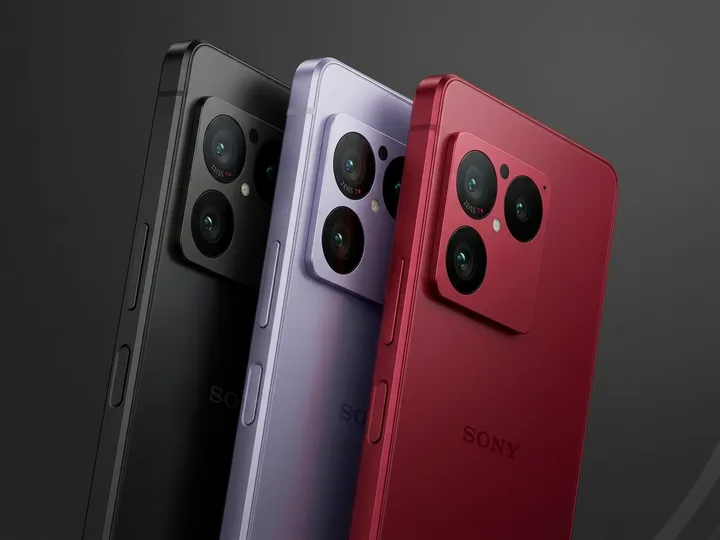 Trei telefoane Sony Xperia 1 VIII în culori diferite, cu camere distincte vizibile.