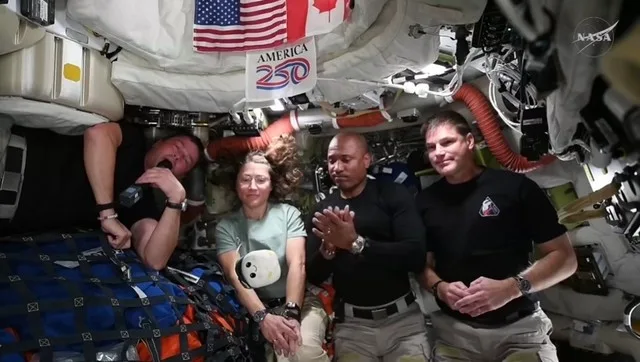 Astronauții discută despre importanța unității umane în spațiu.