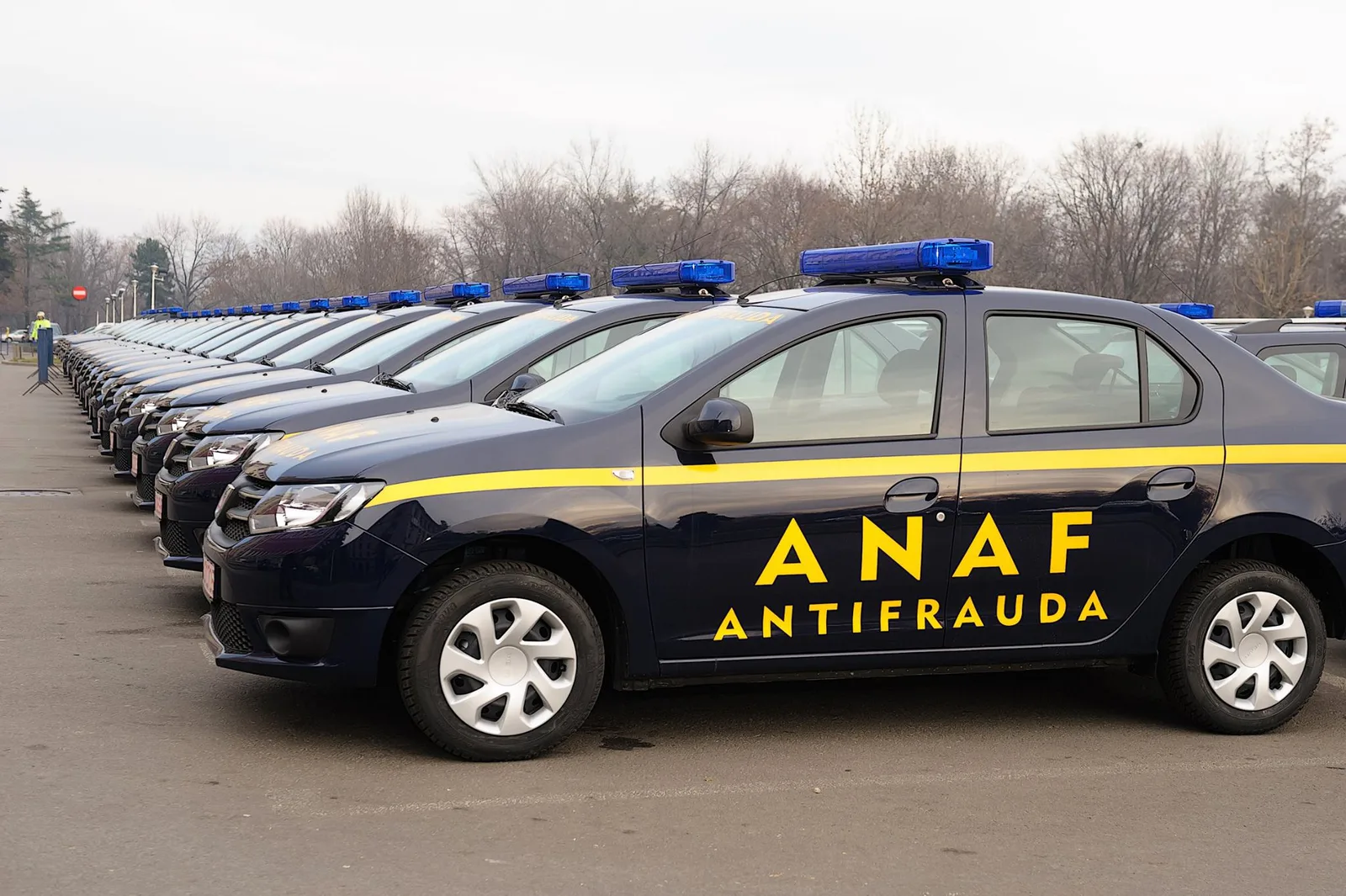 Mașini ANAF Antifraudă parcate într-o linie ordonată, pregătite pentru acțiune.