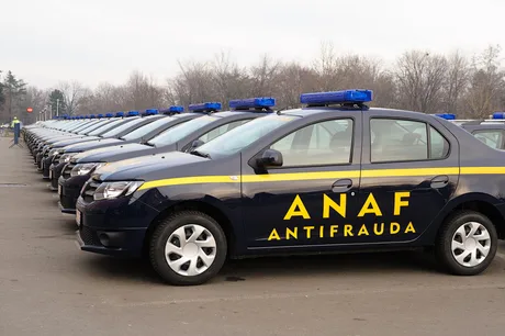 Mașini ANAF Antifraudă parcate într-o linie ordonată, pregătite pentru acțiune.