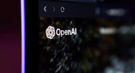 Logo OpenAI pe un ecran, simbolizând inovația tehnologică.