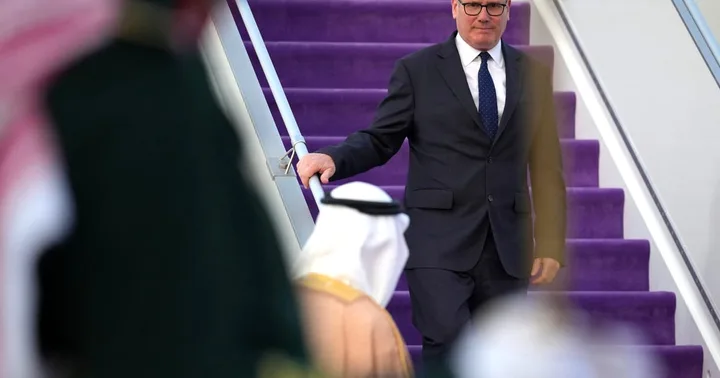 Oficial britanic la sosire, pregătiri pentru summitul internațional.