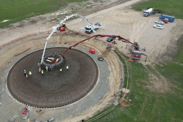 Lucrări de construcție pentru un parc eolian în Galați.
