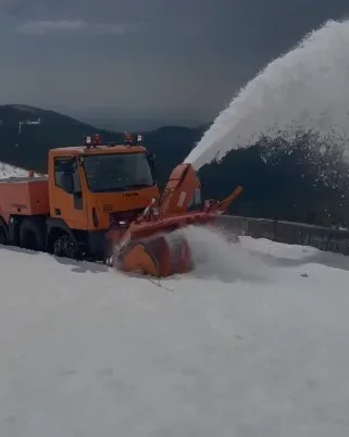 Utilaj de deszăpezire pe Transalpina, în condiții de iarnă.