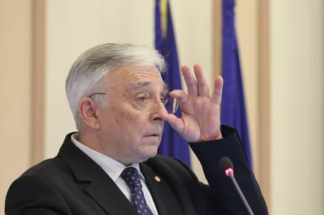 Mugur Isărescu explică politica BNR privind cursul valutar și rezervele valutare.