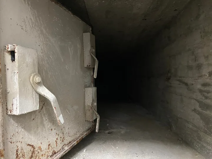 Buncăr de protecție civilă, interior întunecat și neîngrijit.