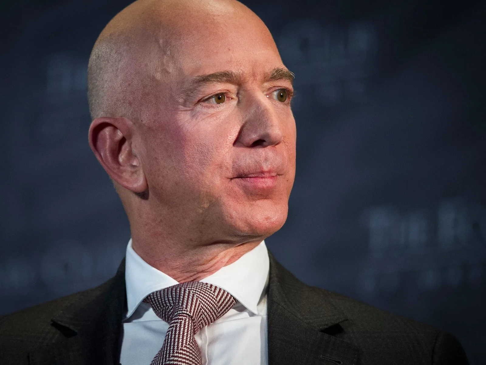 Jeff Bezos discutând despre inovații în tehnologia sateliților pentru centre de date în spațiu.