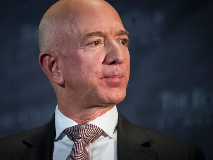 Jeff Bezos discutând despre inovații în tehnologia sateliților pentru centre de date în spațiu.