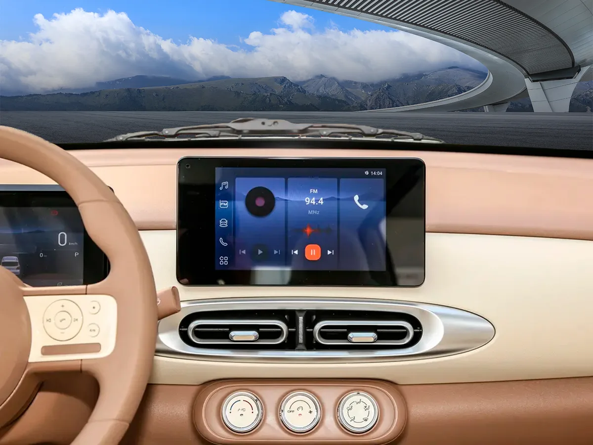 Interiorul modern al mașinii 4City, cu sistem multimedia avansat.