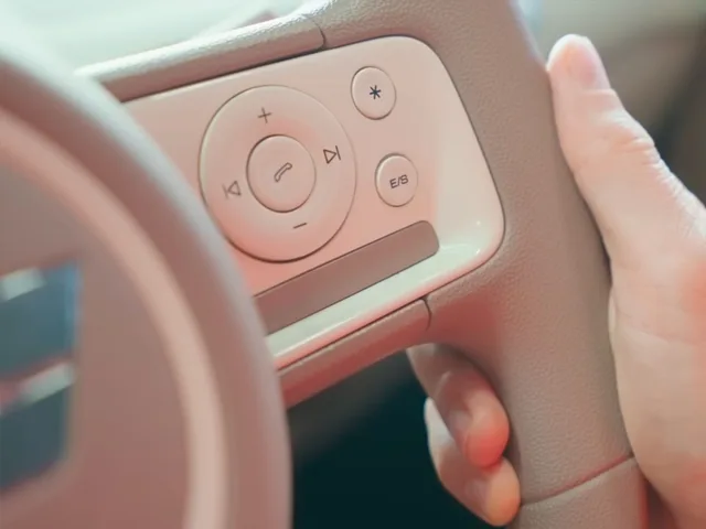 Volanul mașinii 4City, dotat cu comenzi intuitive pentru șofer.