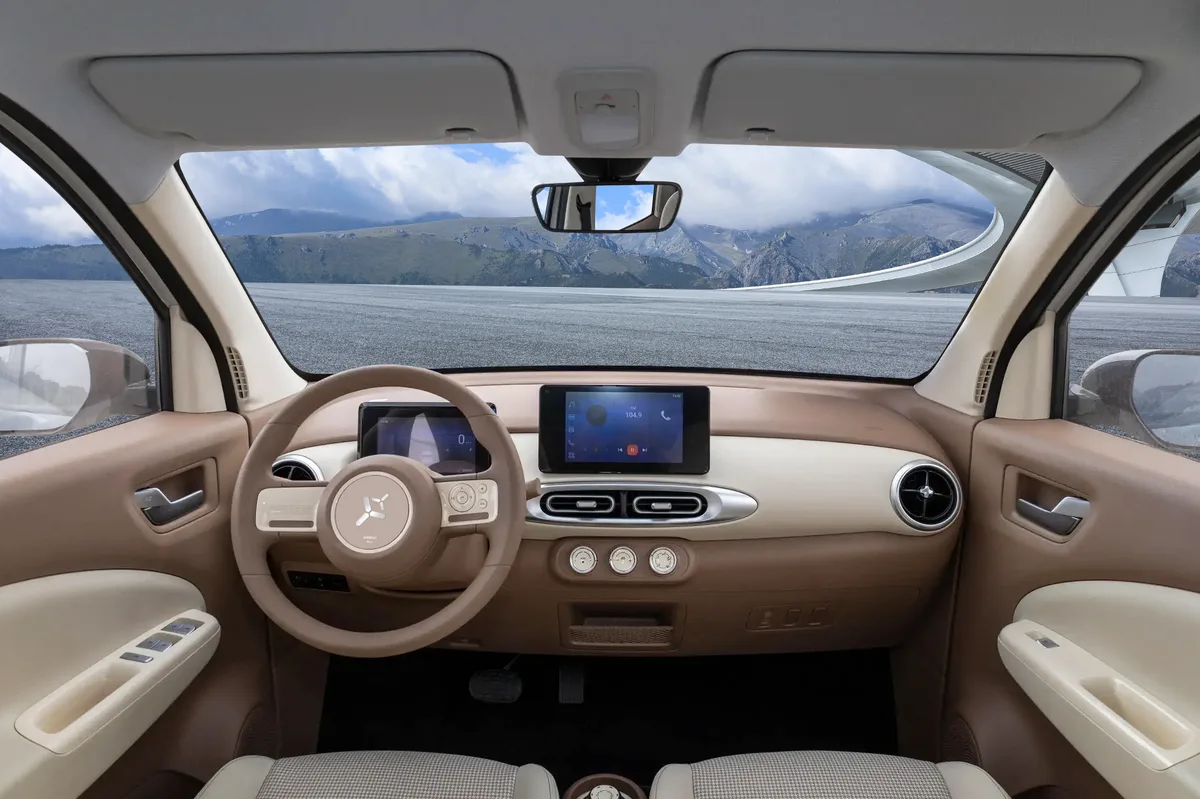 Interiorul modern al mașinii 4City, dotat cu tehnologie avansată.