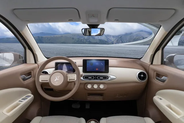 Interiorul modern al mașinii 4City, dotat cu tehnologie avansată.