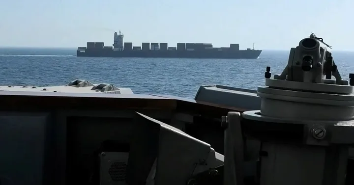 O navă cargo navighează pe mare, în contextul tensiunilor internaționale.