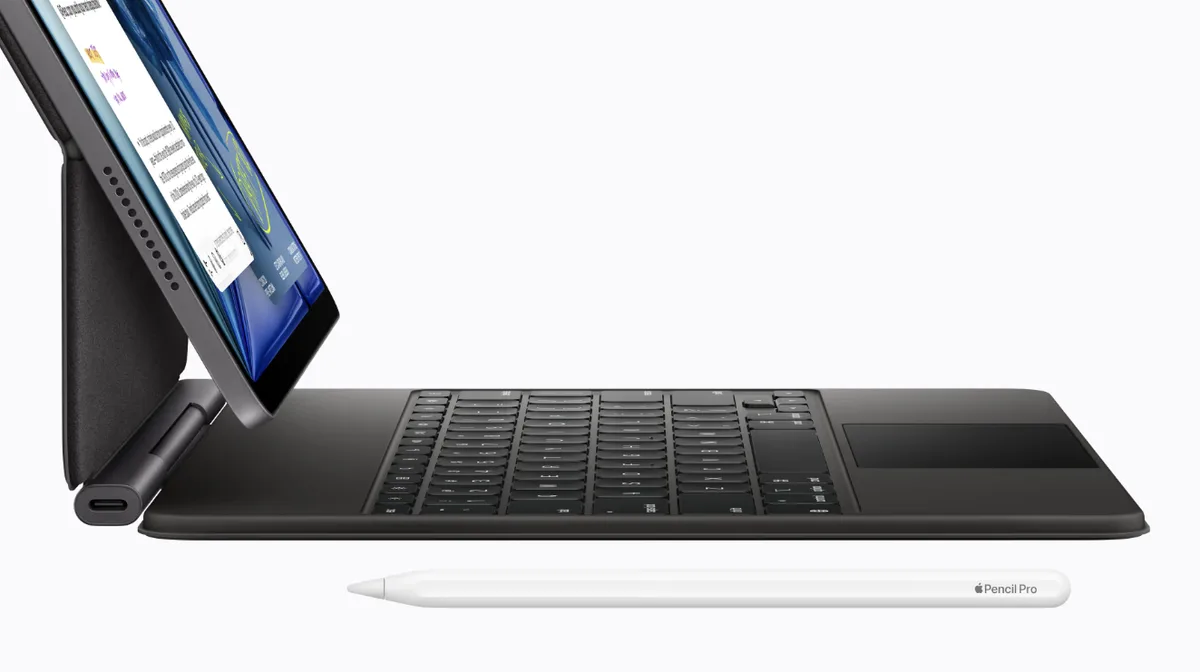 iPad Air cu Magic Keyboard și Apple Pencil Pro, design elegant.