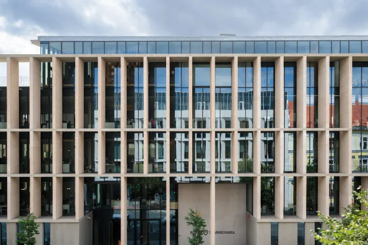 Clădire modernă a Băncii Transilvania, cu fațadă din beton și sticlă.