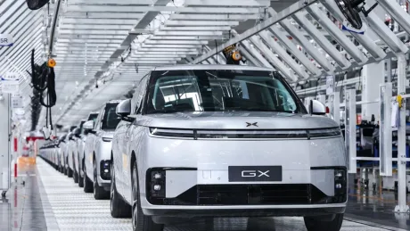 Robotaxi XPENG pe linia de asamblare, pregătit pentru producție în masă.