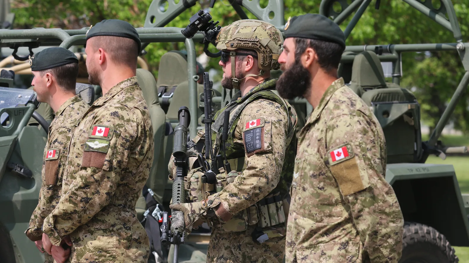 Soldați canadieni în pregătire pentru scenarii de apărare neconvențională.