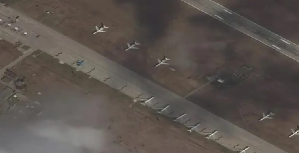 Avioane rusești staționate pe o bază aeriană din Munții Ural.