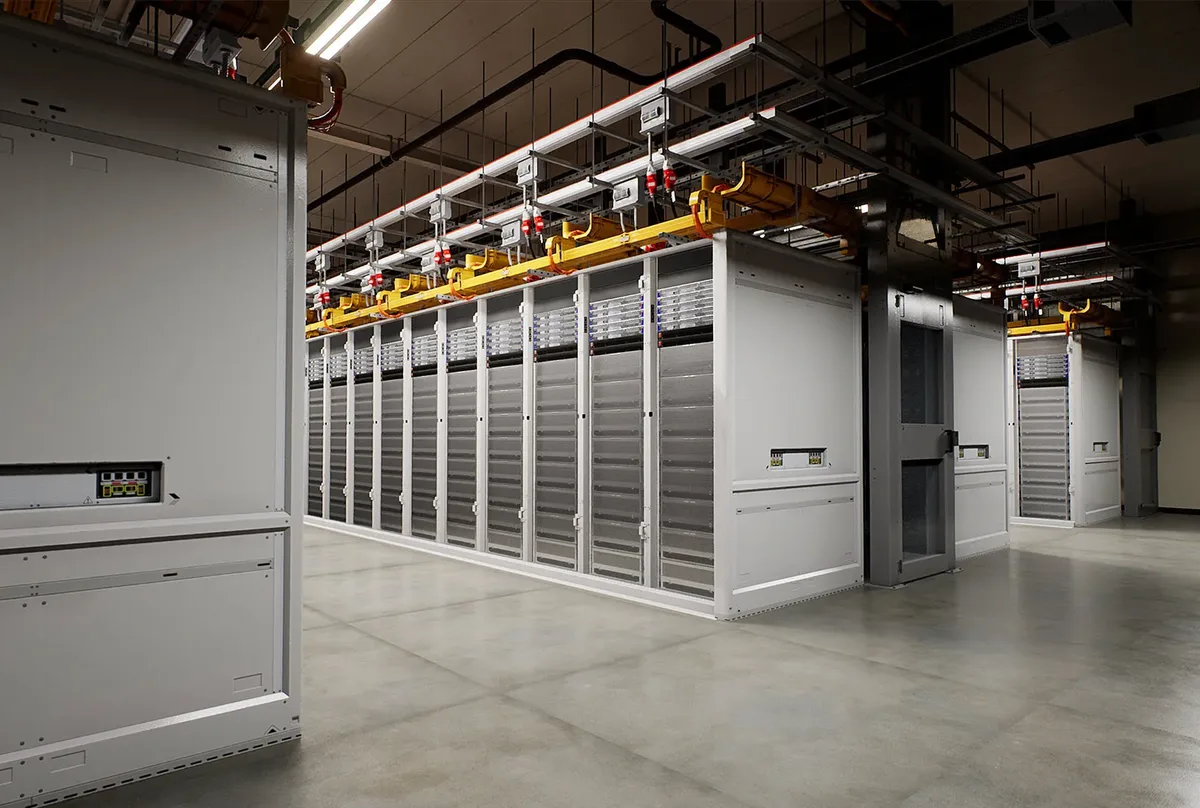 Interior al unui centru de date Microsoft, cu echipamente de server.