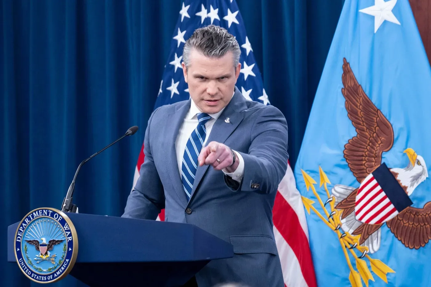 Pete Hegseth discutând despre costurile militare la Pentagon.