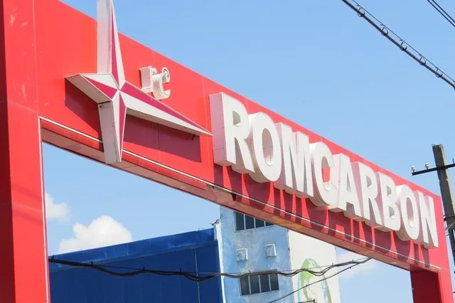 Logo-ul Romcarbon, lider în reciclarea maselor plastice din România.