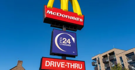 Semnul unui restaurant fast-food cu program non-stop și drive-thru.