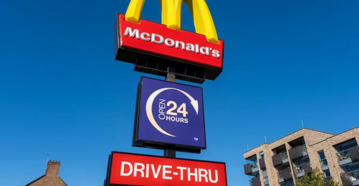 Semnul unui restaurant fast-food cu program non-stop și drive-thru.