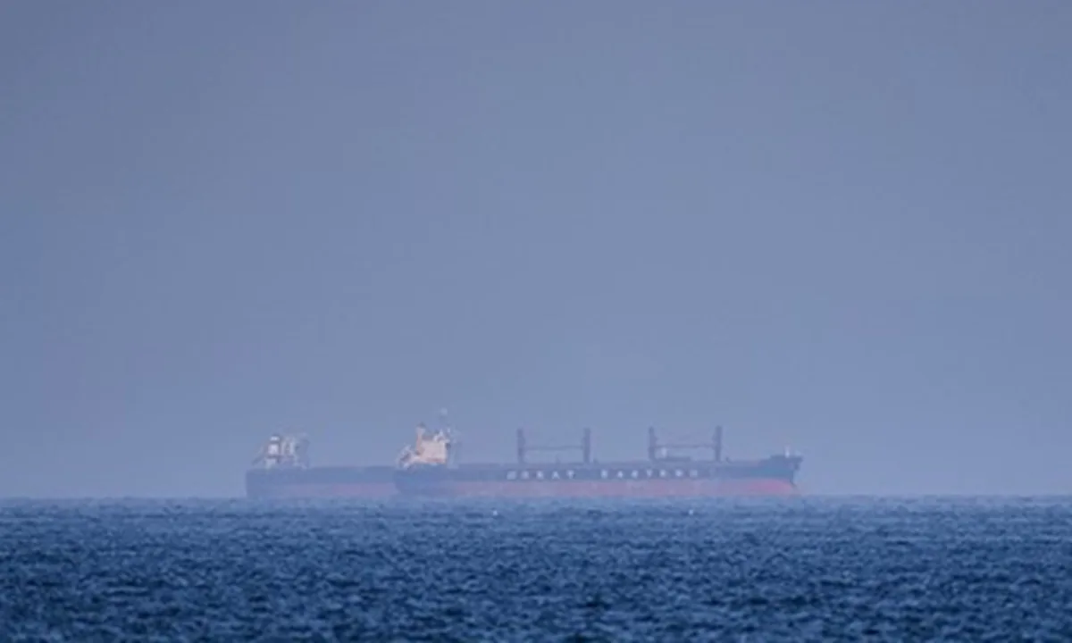 Nava comercială pe fundalul unei mări calme, în apropierea strâmtorii Hormuz.