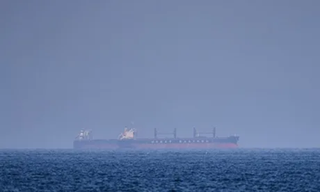 Nava comercială pe fundalul unei mări calme, în apropierea strâmtorii Hormuz.