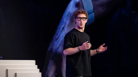 Mark Zuckerberg prezentând inovații în inteligența artificială la un eveniment Meta.