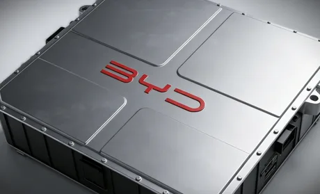 Baterie electrică BYD cu design modern și logo distinctiv.