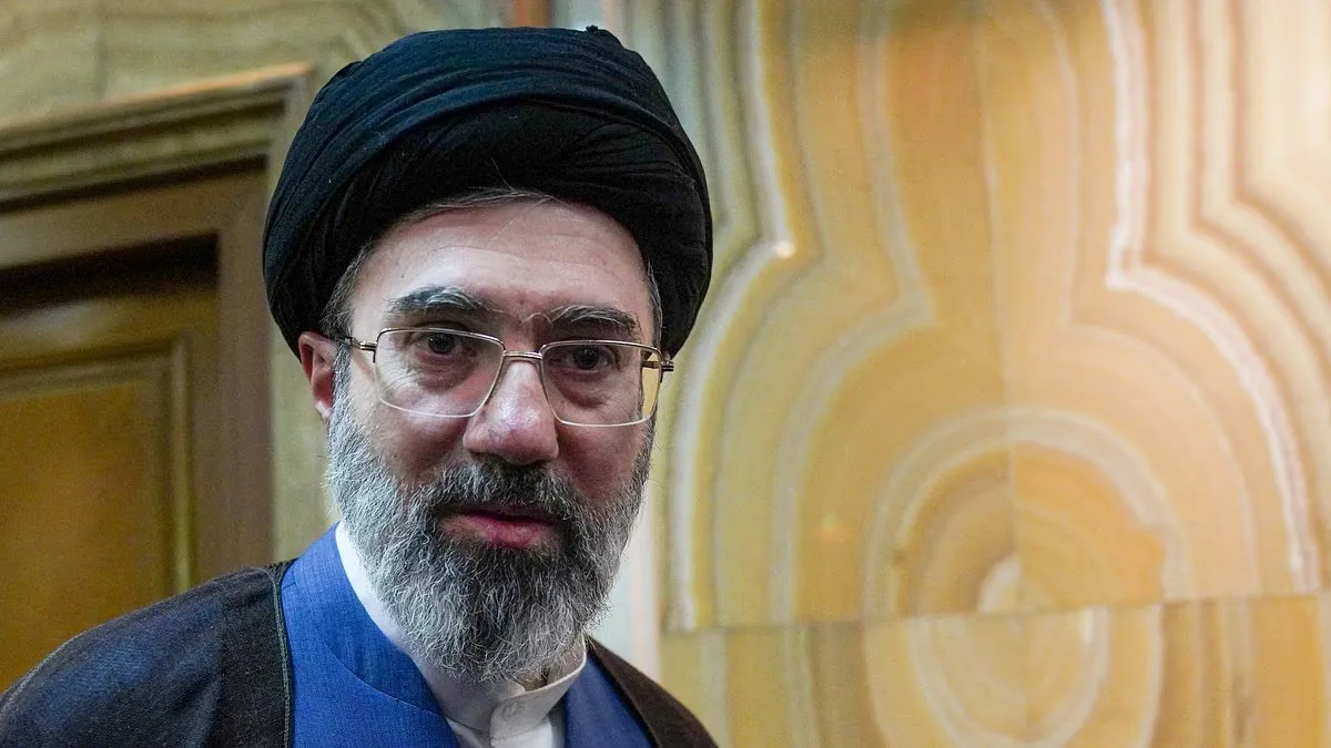 Mojtaba Khamenei, liderul suprem al Iranului, în fața unui fundal elegant.
