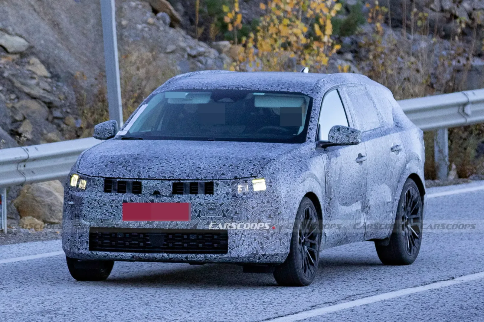 Dacia C-Neo, un break compact, surprins în teste pe drumuri montane.