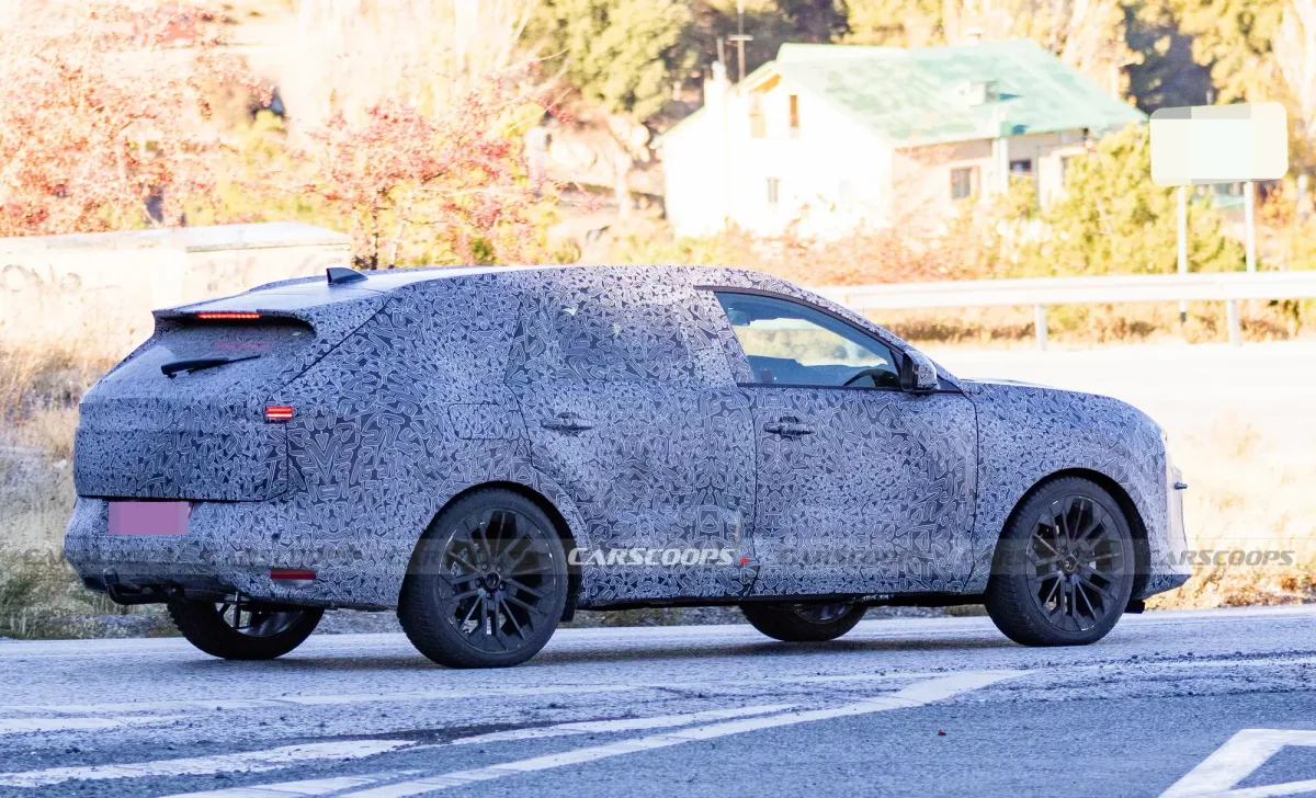 Modelul Dacia C-Neo surprins în teste pe drumuri montane.