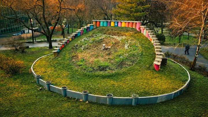 Reamenajare a unui spațiu verde cu plante și elemente decorative colorate.