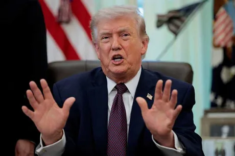 Donald Trump discutând despre reglementarea inteligenței artificiale în Biroul Oval.