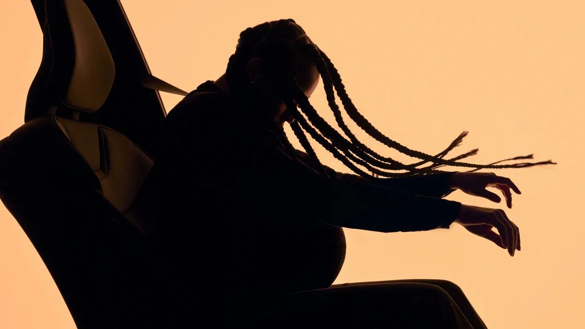 Silhouette a unei persoane în interiorul unui SUV electric Volvo EX60