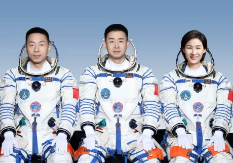 Astronauți chinezi în costume spațiale, pregătiți pentru misiuni lunare.