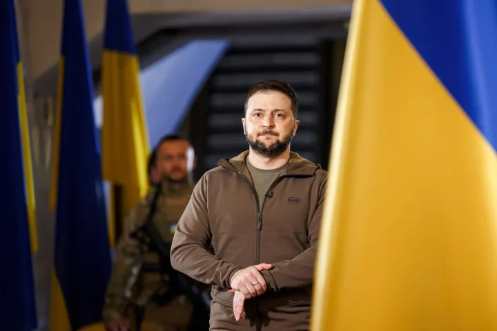 Zelenski în fața drapelului ucrainean, pe front.