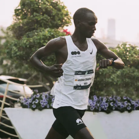 Alergător în timpul unei competiții, purtând un smartwatch Huawei.