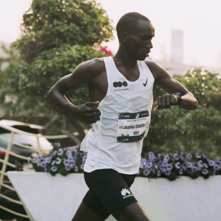 Alergător în timpul unei competiții, purtând un smartwatch Huawei.